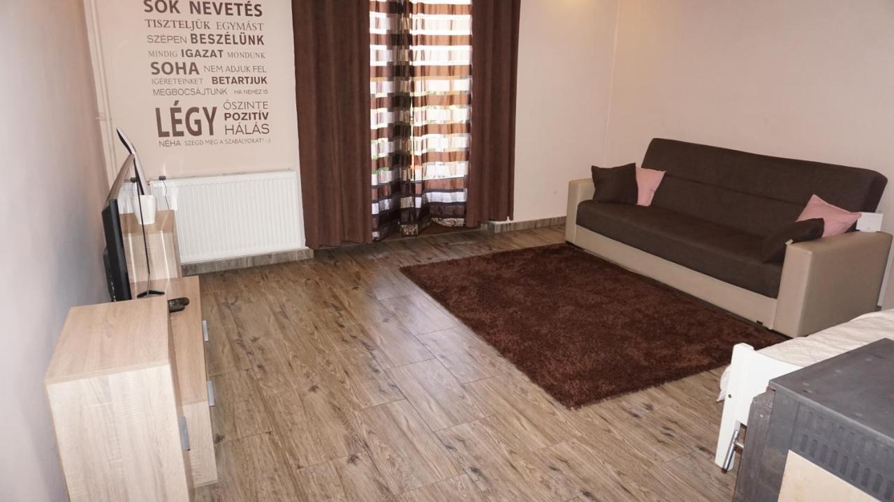 Edes Otthon Apartman Гюла Екстериор снимка